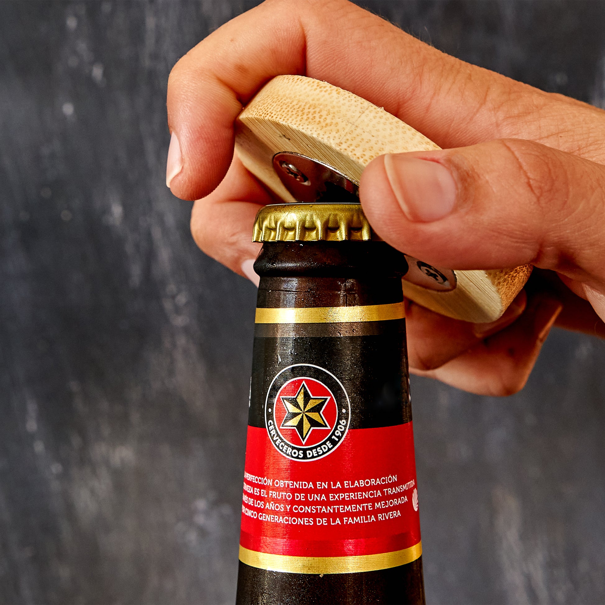 Abridor Sherry bambú en uso