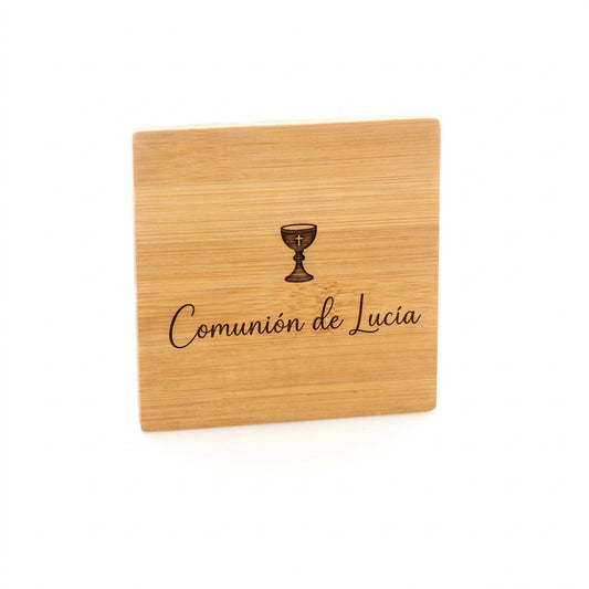 Posavasos abridor de bambú personalizado para comunión con grabado láser